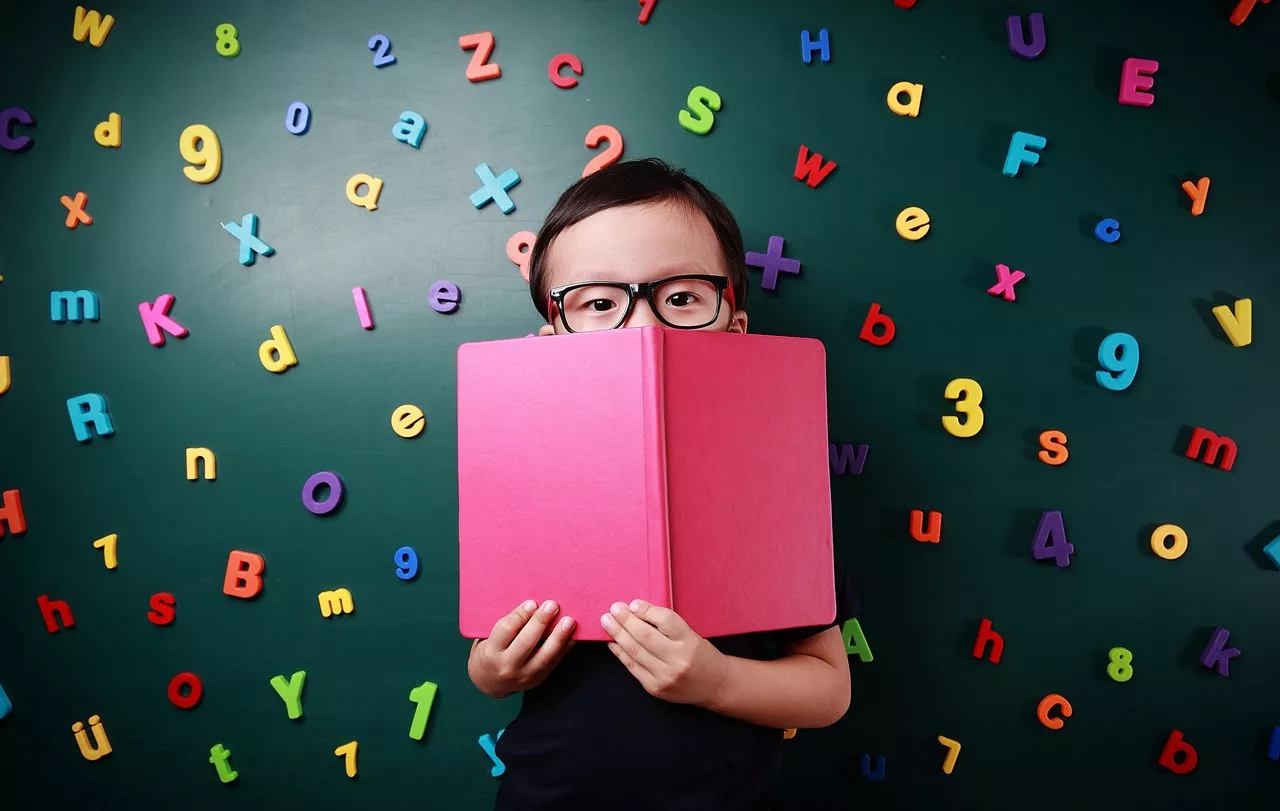 Criança com caderno na mão