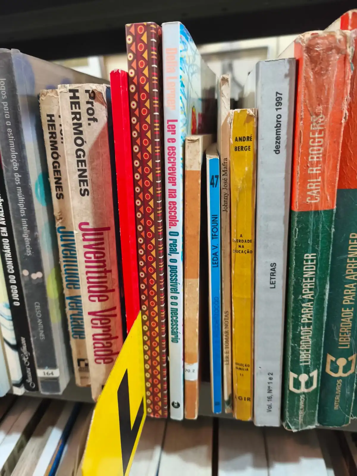 Imagens de livros no sebo