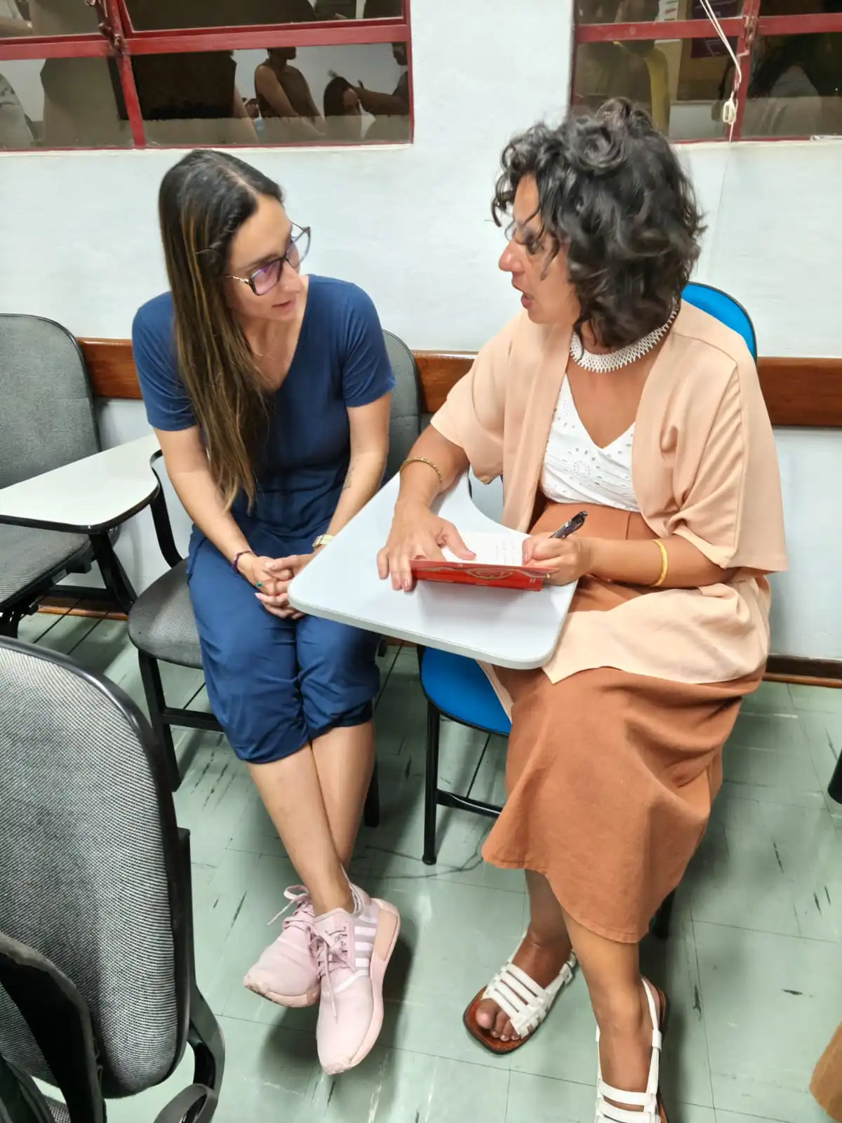 Fabiana Carneiro e Julia Farias conversando na USP